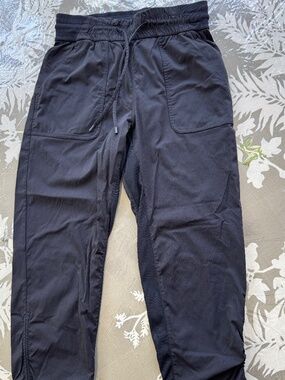 Lululemon Beyond the Studio crop Drawstring Jogger Pants - black size 6 NWOT